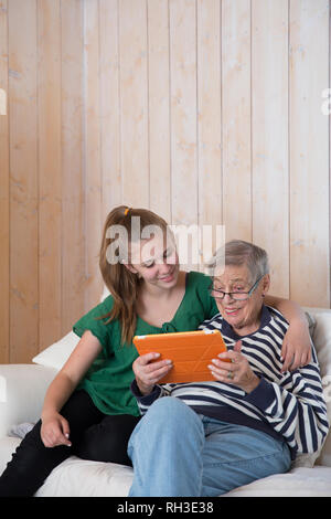 Nonna e nipote utilizzando tablet Foto Stock