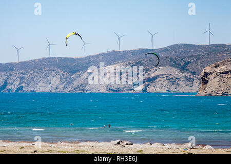 Persone che praticano il kitesurfing. Spiaggia sulla penisola Prasonisi, Rodi. Aquiloni colorati sulla riva del mare. Il mare blu e il windsurf. Foto Stock