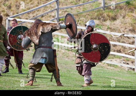 Battaglia rievocazione tra vichinghi e sassoni a Castle Rising "oldiers attraverso l'Eta' dell'evento in Norfolk, Inghilterra. Foto Stock