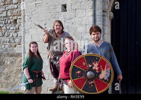 I membri del sassone e Viking rievocazione WUFFA gruppo al Castle Rising 'Soldiers attraverso l'Eta' dell'evento in Norfolk, Inghilterra. Foto Stock