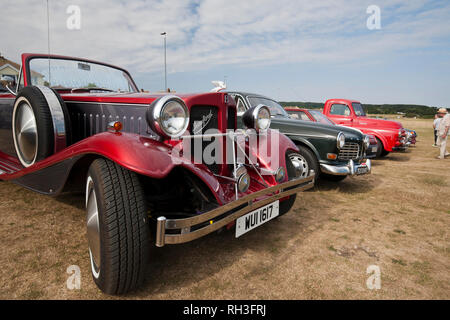 Vintage degli anni trenta Beauford con altri partecipanti al centro 81's classico auto & moto eseguito da Cromer a Great Yarmouth. Foto Stock