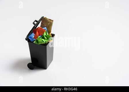 Cestino con carta su sfondo grigio. Foto Stock