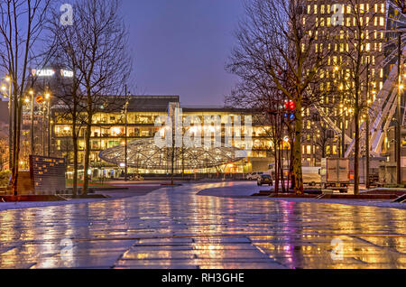 Rotterdam, Paesi Bassi, 11 Gennaio 2019: vista lungo Binnenrotte piazza del mercato verso Blaak stazione ferroviaria in una piovosa mattinata nel blu ora Foto Stock