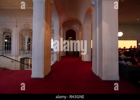 Berlino, Germania. 31 gennaio, 2019. Conferenza stampa presso la Komische Oper circa il futuro della Komische Oper con Barrie Kosky, il dottor Klaus Lderer, Philip Broe re. Credito: Beata Siewicz/Pacific Press/Alamy Live News Foto Stock