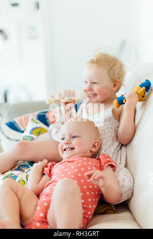 Dei bambini felici sul divano Foto Stock