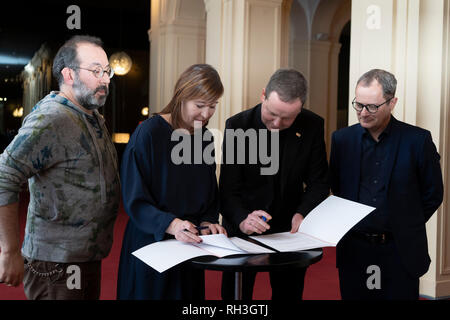 Berlino, Germania. 31 gennaio, 2019. Conferenza stampa presso la Komische Oper circa il futuro della Komische Oper con Barrie Kosky, il dottor Klaus Lderer, Philip Broe re. Credito: Beata Siewicz/Pacific Press/Alamy Live News Foto Stock