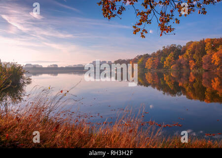 Bella mattinata di ottobre alba con alberi colorati riflessa sul silent acqua a bordo della città Foto Stock