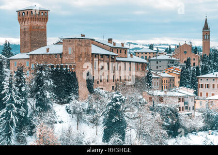 La pianura padana, la città di Levizzano e vigneti nella neve. Emilia Romagna, Italia Foto Stock