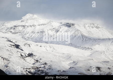 Un inverno di vista del vulcano Eyjafjallajökull peak ricoperta di neve nel sud dell'Islanda. Foto Stock