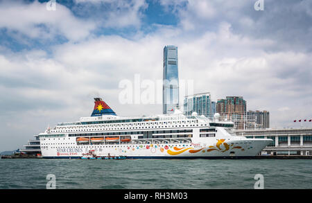 La skyline di Kowloon con una stella Cruises nave da crociera al Porto di Hong Kong, Cina, Asia. Foto Stock