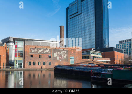 Colorate imbarcazioni strette ormeggiata su un canale congelati al Regency Wharf, Gas Street Basin in Birmingham Foto Stock