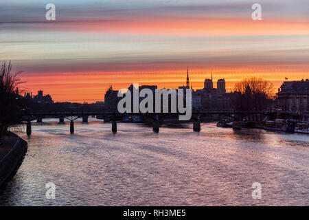 Il timelapse transizione del tramonto sull'Ile de la Cite in inverno - Parigi Foto Stock