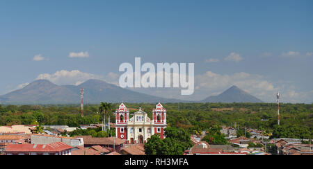 Chiesa in Leon Nicaragua paesaggio sulla soleggiata giornata luminosa Foto Stock