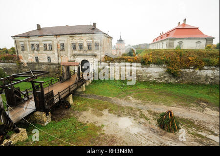 Cancello principale, Cinese Palace e il Grand Palace in Palazzo barocco in fortezza in stile castello Zolochiv in Zolochiv, Ucraina. Il 6 ottobre 2008, costruito 1634 a Foto Stock