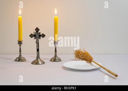 Croce, candele e preparati degli sprinkler prima di sacerdote visitazione. Foto Stock