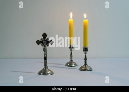 Croce, candele e preparati degli sprinkler prima di sacerdote visitazione. Foto Stock