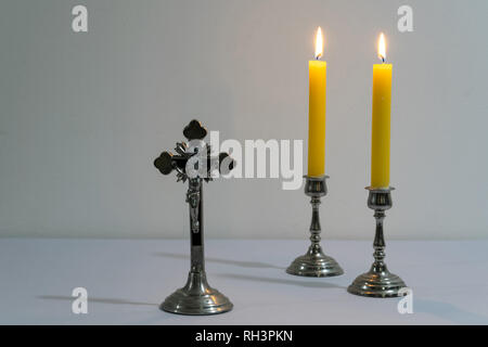 Croce, candele e preparati degli sprinkler prima di sacerdote visitazione. Foto Stock