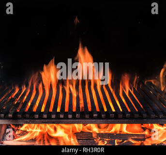 Svuotare la griglia e lingue di fuoco di fiamma. Barbeque sfondo notturno. Foto Stock