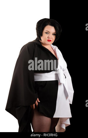 Donna grassa in un bellissimo bianco e nero vestito Foto Stock