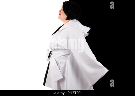Moda donna grassa in un bellissimo bianco e nero vestito Foto Stock