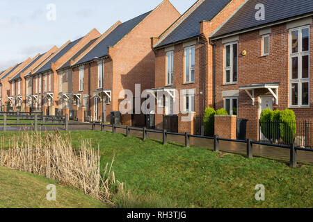 Nuovo alloggiamento in Upton, nella periferia di Northampton, Regno Unito; un eco-progettazione sviluppo disposti attorno a spazi verdi. Foto Stock