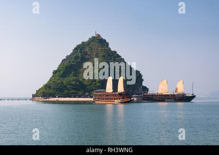 Ti Top beach o Bai bien Ti Top con legno junk barche ancorate off shore in un pomeriggio soleggiato, Halong o la Baia di Ha Long, Vietnam Foto Stock