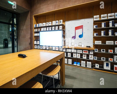 Parigi, Francia - 31 Gen 2018: Apple Store interno con le cuffie e la grande musica nota per lo streaming della musica banner di servizio Foto Stock