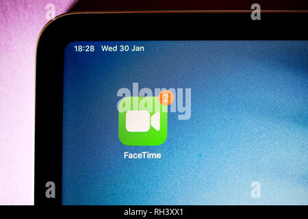Parigi, Francia - 31 Gen 2018: iPad Apple Pro con app FaceTime icona sul display con due chiamate perse è un proprietario di videotelefonia prodotto sviluppato da Apple Inc Foto Stock