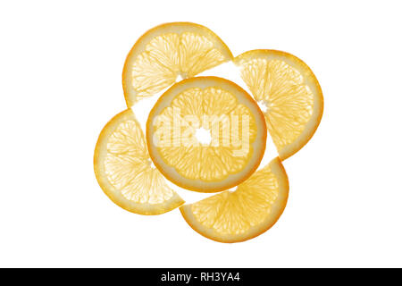 Quattro mezze fette e tutta una fetta di colore arancione su sfondo bianco Foto Stock