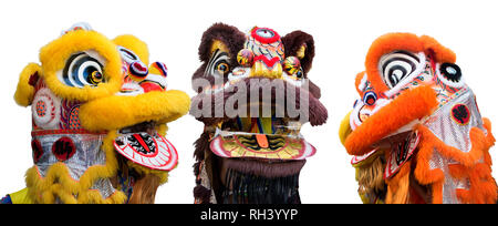 Gruppo di cinesi Leone danza costumi isolati su sfondo bianco Foto Stock