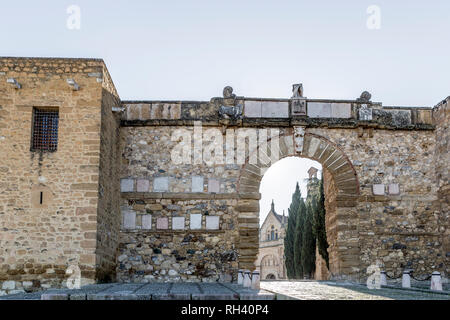 Arco dei giganti sulla parete non ci sono iscrizioni latine con il Royal Collegiata di Santa María la Mayor in background in Antequera Spagna Foto Stock