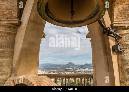 Il campanile a torre del Homenaje o l'orologio Papabellotas nell'Alcazaba di Antequera con la città e gli amanti' Rock in background Foto Stock