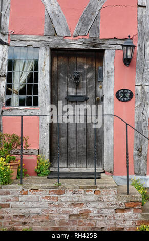 La porta anteriore di un legno a casa a Lavenham, Suffolk Foto Stock