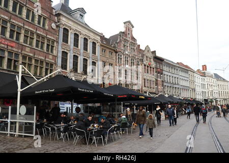 Strada trafficata alla vigilia di Natale di Gand Belgio Foto Stock