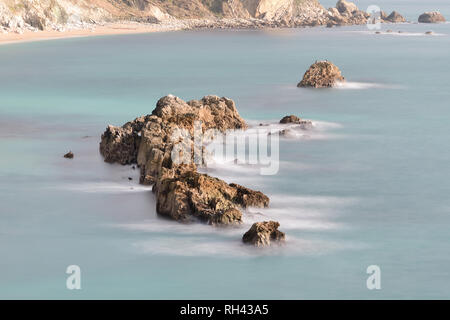 Una lunga esposizione del mare intorno a un ripiano di rocce a Durdel porta in Dorset Foto Stock