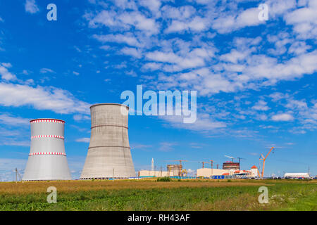 NPP, torri di raffreddamento della centrale nucleare che è in costruzione in Astravets, regione di Grodno, Bielorussia. Luglio 2018 Foto Stock