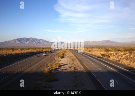 La lunga marcia - Vista dal vertice Halloran uscire sulla Highway 15 in CA. Questa è una parte della strada che conduce da Los Angeles a Las Vegas Foto Stock