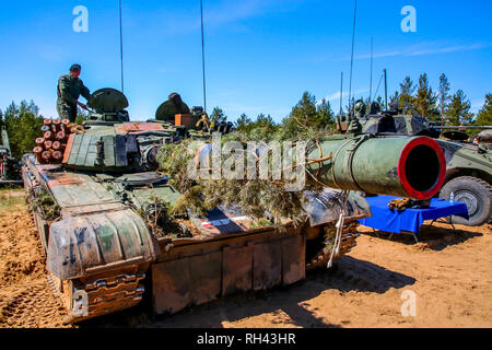 Carri armati e veicoli militari. Soldati della NATO e di attrezzature militari in Lettonia. Militare Internazionale di Formazione "aber Strike 2017', Adazi, Lettonia, da Foto Stock