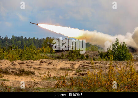 Rocket Launcher con Himars. Soldati della NATO e di attrezzature militari in Lettonia. Militare Internazionale di Formazione "aber Strike 2017', Adazi, Lettonia, da Foto Stock