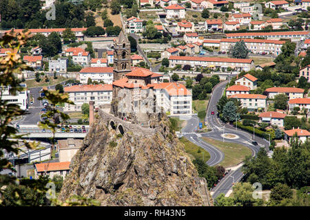 Le Puy-en-Velay, Francia. Saint Michel d'Aiguille Cappella, costruita nel tappo vulcanica, un sito del Patrimonio Mondiale come parte del Cammino di Santiago de Compostela Foto Stock