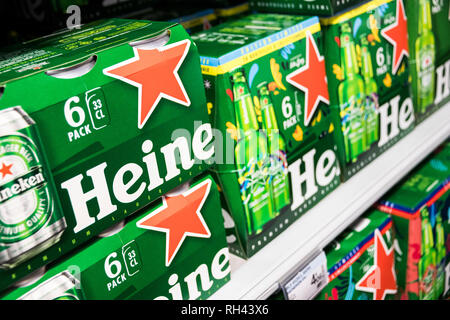 Le lattine di birra Heineken in un supermercato a Le Puy-en-Velay, Francia Foto Stock