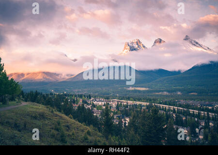 Le tre sorelle nel Parco Nazionale di Banff. Canmore, Alberta, Canada. Foto Stock