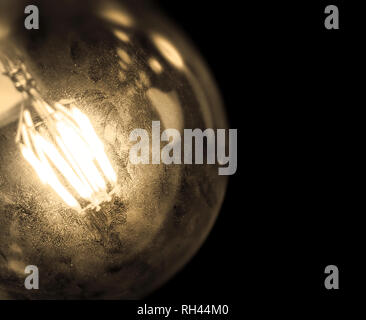 Vintage lampadina della luce per la decorazione e lo styling degli interni su sfondo scuro. Spazio per testo creativo. Foto Stock