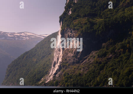 Vista da il Geirangerfjord uno dei più incredibili fiordi della Norvegia denominata World Heritage Site, in Norvegia. Foto Stock