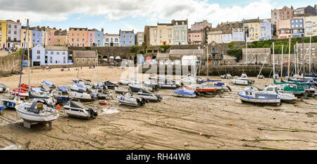 TENBY, Pembrokeshire, Galles - Agosto 2018: piccole barche nel porto in Tenby, West Wales, con la bassa marea Foto Stock