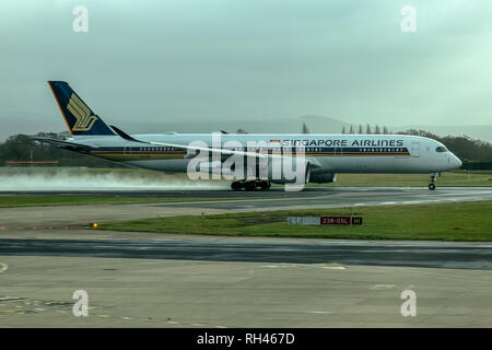 A Singapore Airlines Airbus A350, registrati 9V-SMS, atterrando all'Aeroporto di Manchester in Inghilterra. Foto Stock