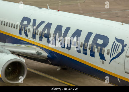 La fusoliera di un Ryanair Boeing 737-800 aereo di linea all'Aeroporto di Manchester in Inghilterra. Foto Stock