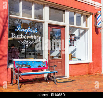 DAVIDSON, NC, Stati Uniti d'America-1/24/19: Raeford il Barbiere, aperto nel 1993, sulla strada principale. Foto Stock