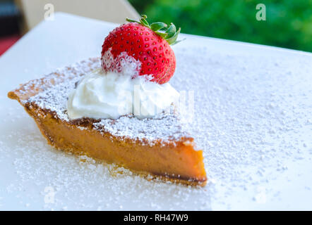 Dolce torta di patate è guarnito con panna e zucchero in polvere, 5 luglio 2014, presso la patata dolce Cafe in Stone Mountain, Georgia. Foto Stock