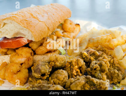 Un gambero po-boy, con ostriche fritte e patatine fritte, è raffigurato nella comune Loon ristorante su Dauphin Island in Alabama sett. 7, 2012. Foto Stock